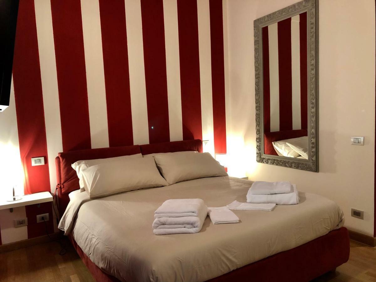 La Via Degli Artisti Apartment Arona Bagian luar foto