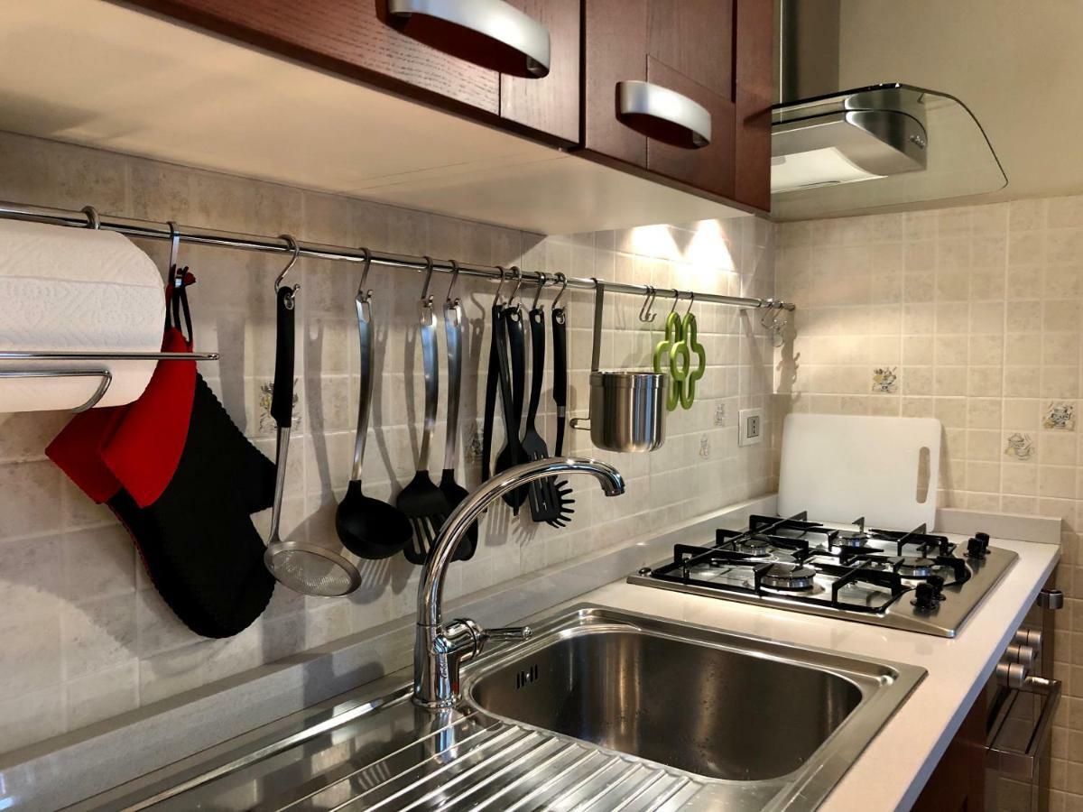 La Via Degli Artisti Apartment Arona Bagian luar foto