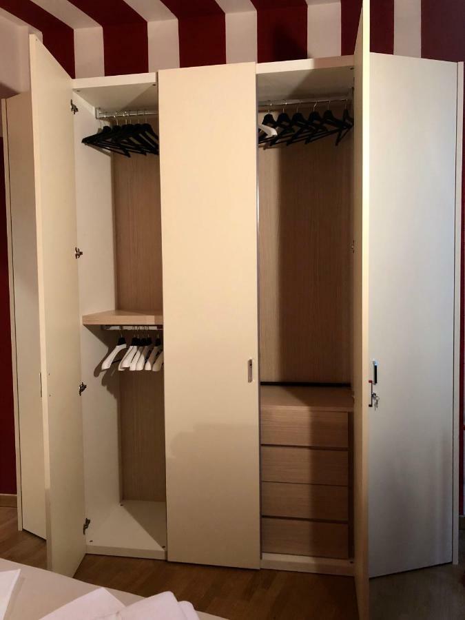 La Via Degli Artisti Apartment Arona Bagian luar foto