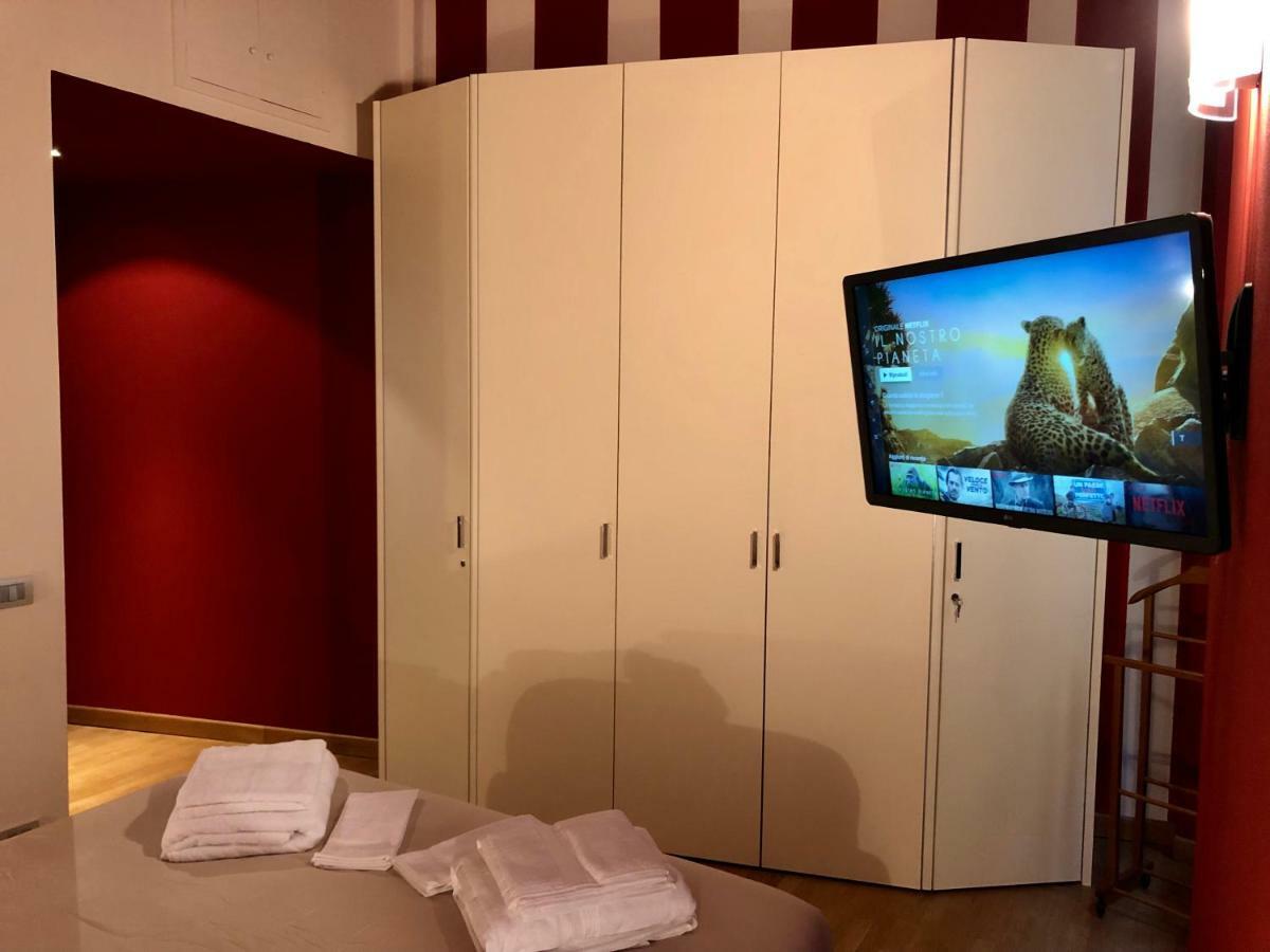 La Via Degli Artisti Apartment Arona Bagian luar foto