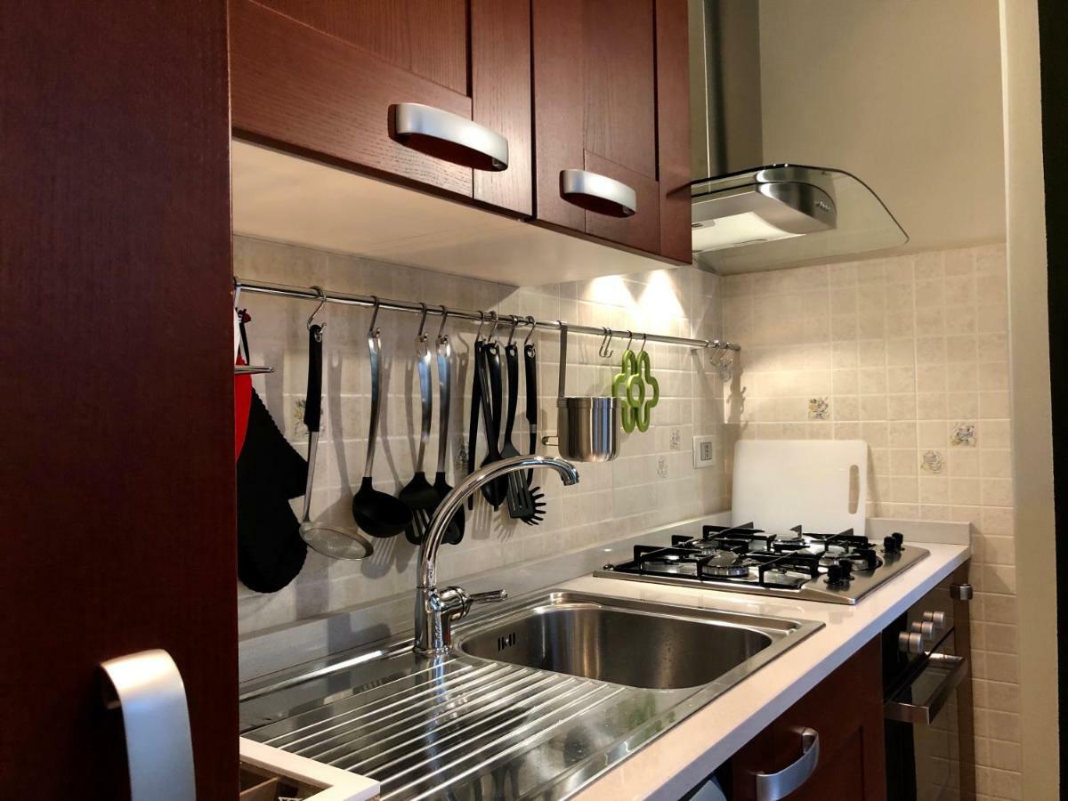 La Via Degli Artisti Apartment Arona Bagian luar foto
