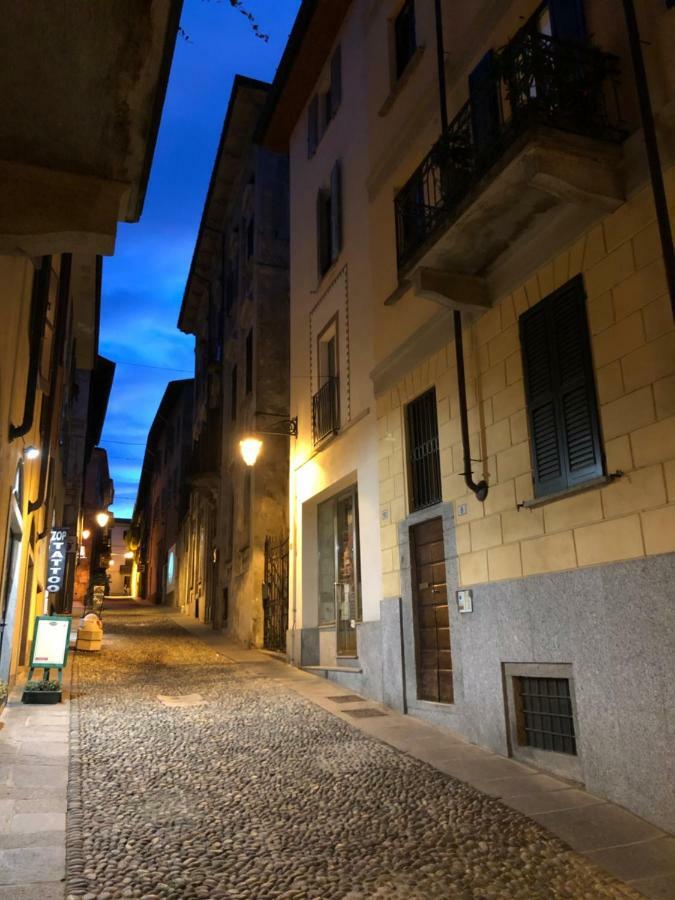 La Via Degli Artisti Apartment Arona Bagian luar foto