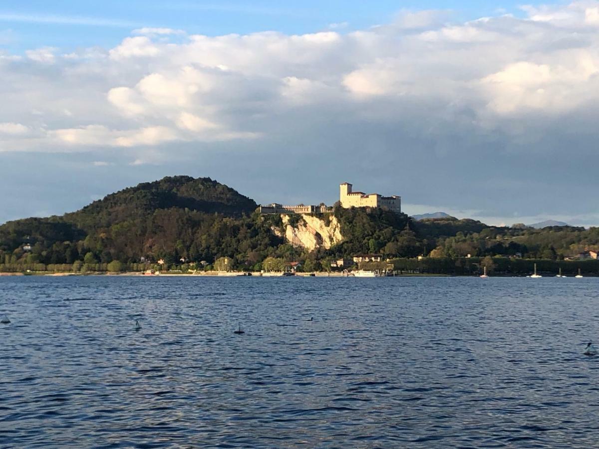 La Via Degli Artisti Apartment Arona Bagian luar foto