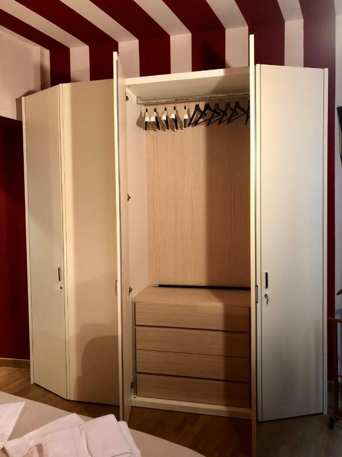 La Via Degli Artisti Apartment Arona Bagian luar foto