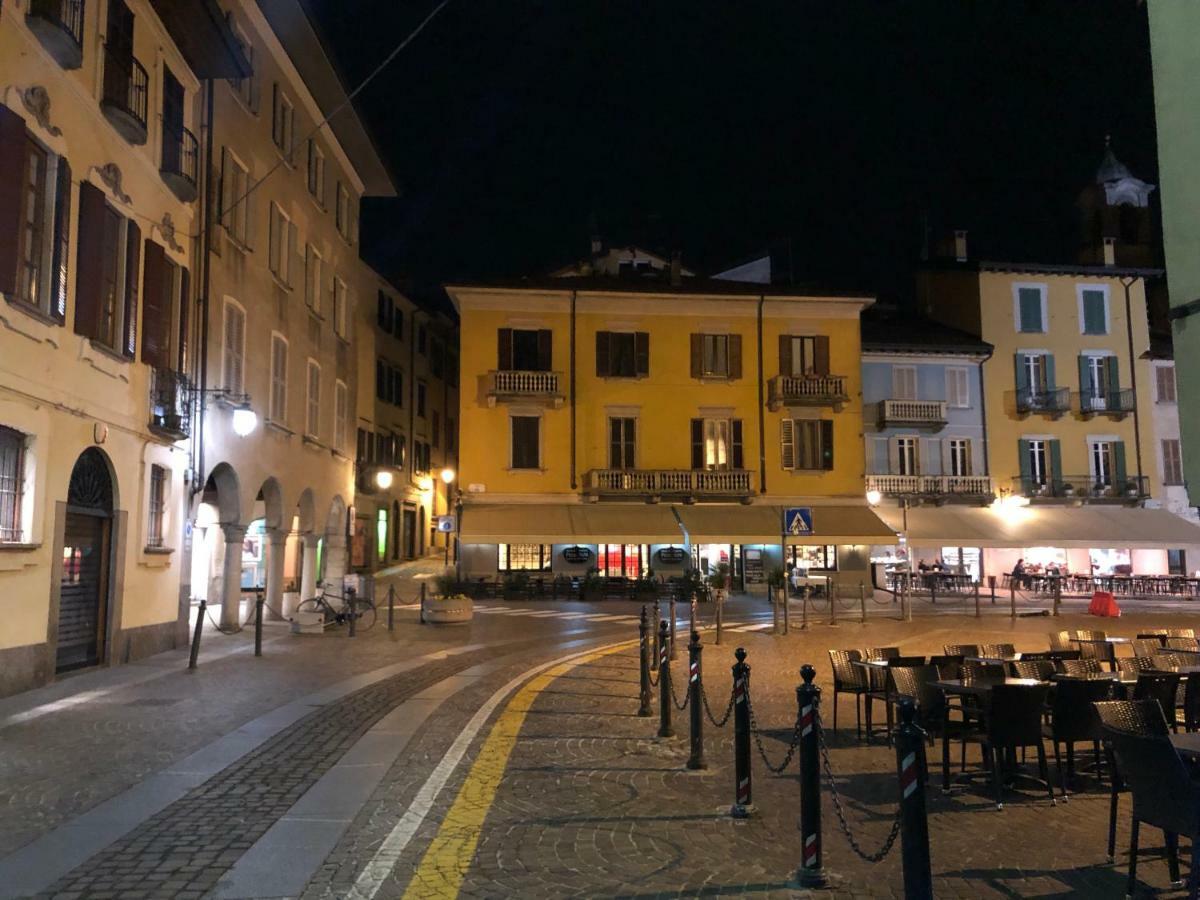 La Via Degli Artisti Apartment Arona Bagian luar foto
