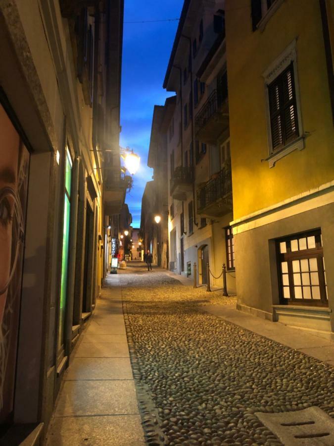 La Via Degli Artisti Apartment Arona Bagian luar foto