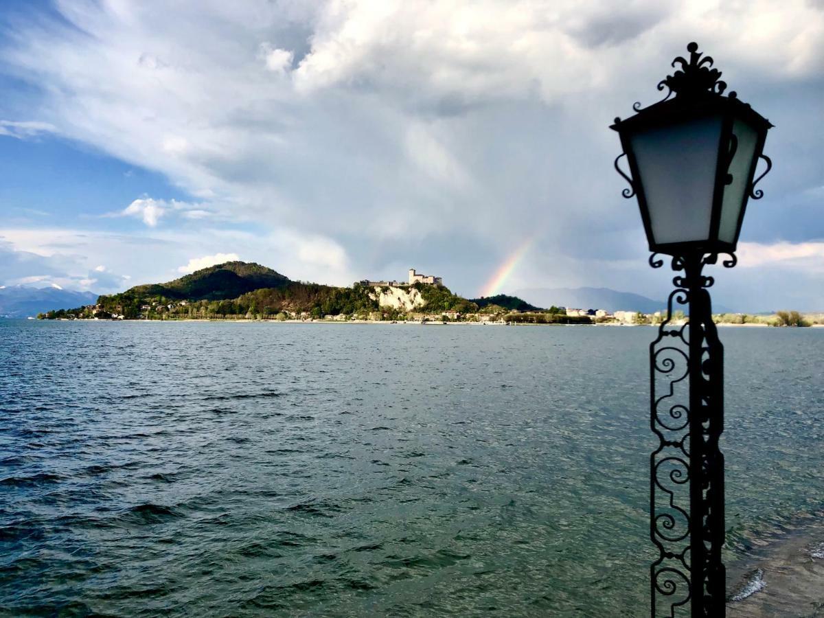 La Via Degli Artisti Apartment Arona Bagian luar foto
